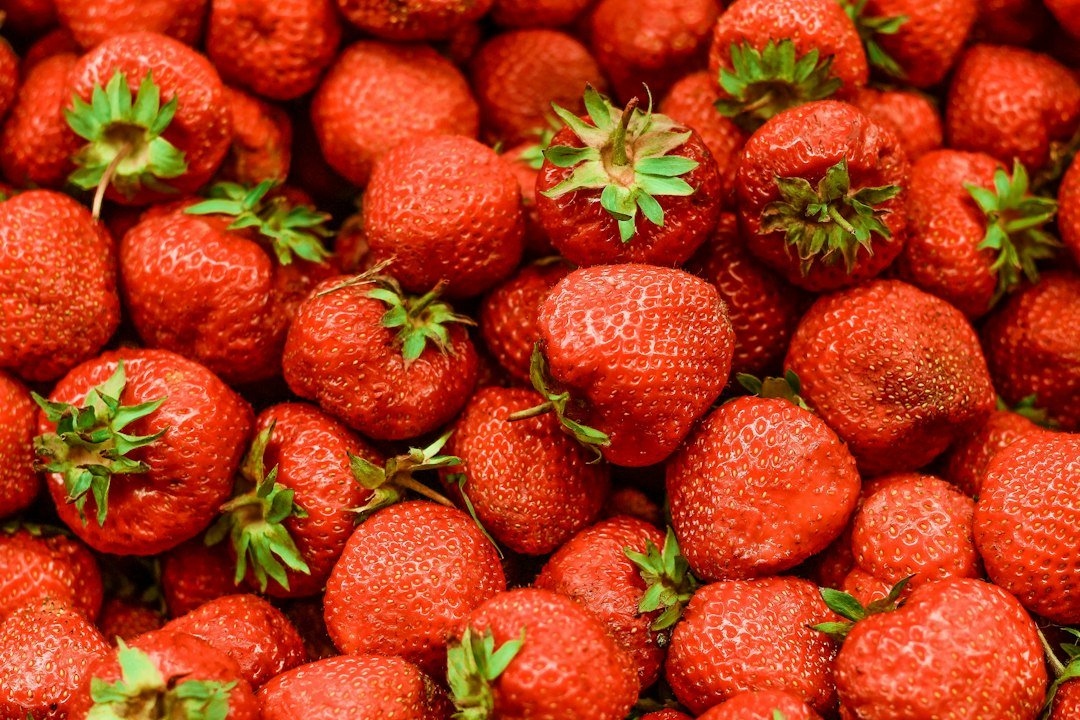 Fresh ripe strawberries for a guide to choosing and storing strawberries